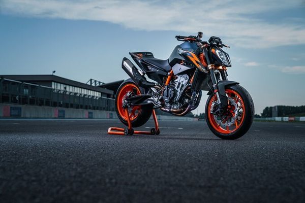 2022 KTM 890 Duke R