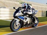 Video: BMW HP4 vs R1200GS At Circuito de Almeria