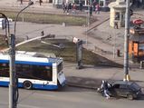 Russian Driver Tries To Push Start Car Using Bus Trolley, Fails Badly