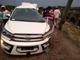 Overspeeding Toyota Innova Crysta Crashes Due To Narrow Bridge
