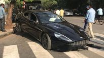 An Aston Martin Rapide Crashed In Mumbai; Leaves The Front Right Quarter Mangled