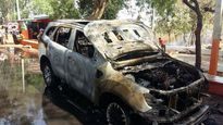 Ford Endeavour Catches Fire — Passengers Safe! Escape Without Injuries