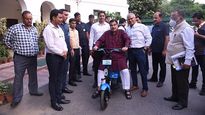  Union Minister Nitin Gadkari Checks Out Tiny Yulu Miracle e-bike The Future Of Food Delivery?