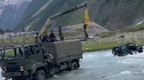 Indian Army’s Ashok Leyland Stallion Rescues Maruti Suzuki Gypsy Stranded In The River Sindh