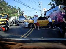 Desperate Taxi Driver Runs From Men On Scooters