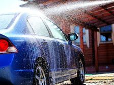 Hertz Introduces Waterless Car Washing For Its Fleet