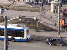 Russian Driver Tries To Push Start Car Using Bus Trolley, Fails Badly