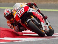 2014 Silverstone MotoGP: Marquez & Lorenzo Fight For Top Spot