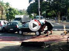 Cyclist Gets Rid Of A Car That Obstructs His Path