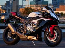 Yamaha Introduce 2016 YZF-R1S As A Street Friendly Superbike
