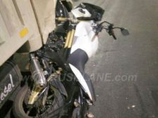 Mahindra Mojo Crashes Into A Truck, Rider Walks Away Unharmed
