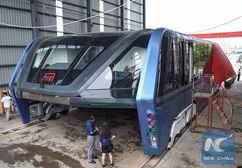 China Builds World's First Transit Elevated Bus — Photos & Video
