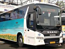 Bus Drivers Ensures Passengers Are Safe Despite Suffering A Heart Attack While Driving