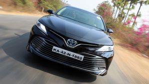 2019 Toyota Camry Hybrid Review — The Sporty Eco-Warrior