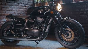 Jawa 42 Modified Into All-Black Cafe Racer — One Of The Classiest Customisations We Have Seen