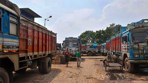 Truck Drivers To Be Fined Rs 2,000 If Found Wearing Lungi & Baniyan While Driving In Uttar Pradesh