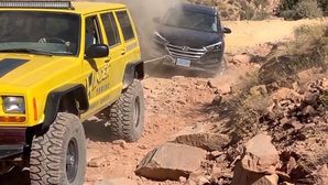 Hyundai Tucson Extreme Off-Road Video: SUV Gets Stuck & Rescued By Jeep Cherokee
