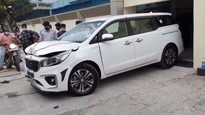 Owner Crashes New Kia Carnival Into Wall During Delivery