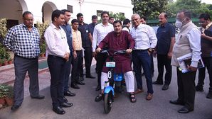 Union Minister Nitin Gadkari Checks Out Tiny Yulu Miracle e-bike The Future Of Food Delivery?