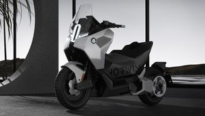 This Electric Scooter Has A Range of 300km & A Top Speed Of 200km/h
