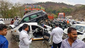 Truck Smashes Into Multiple Vehicles On Mumbai-Pune Expressway - Brake Failure To Blame?