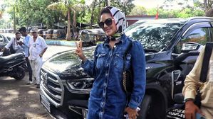 Sunny Leone Makes A Grand Entrance With Her New MG Gloster In Mumbai - Video Goes Viral