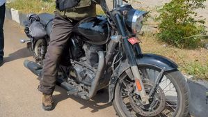 Royal Enfield Bobber 350 Spotted Testing – Gets Tall Handlebar & Massive Rear Brakes