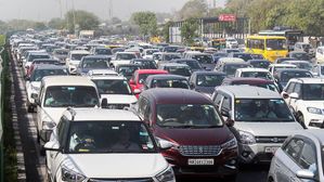 Delhis Battle Against Pollution: New Penalties For Vehicle Abandonment