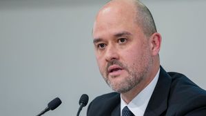 Nissan To Decrease Stake In Renault - Funding For New Vehicle Development