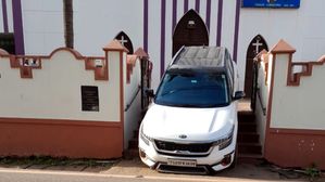 Google Maps Fail - Tourist Drives Kia Seltos Up Church Stairs In Goa