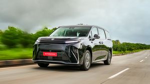 MG M9 Presidential Limousine Review: The Widest & The Longest MPV In India