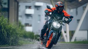KTM 160 Duke Launched in India at Rs 1.85 Lakh - MT-15 Beware