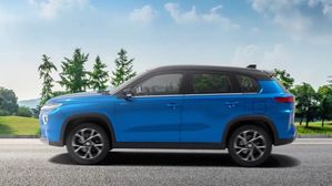 28KM മൈലേജുമായി വന്ന് ഇന്നോവയെ മലര്‍ത്തിയടിച്ച് ടൊയോട്ടയുടെ പുതിയ രാജാവ്! 4  മാസത്തിനിടെ രണ്ടാം തവണ