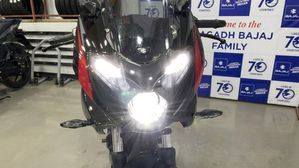 ഇനി രാത്രി പകലാക്കും ഇവന്‍! കാലികമായ മാറ്റങ്ങളോടെ 2026 ബജാജ് പൾസർ 220F വിപണിയില്‍