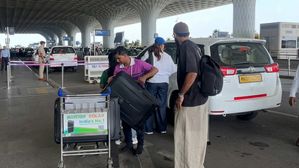 ലക്ഷ്വറി കാറുകൾ വീട്ടിൽ വെച്ച്  ടാക്‌സിയിൽ കറങ്ങുന്ന സ്റ്റാർ ക്രിക്കറ്റർ! ഫാൻസ് പോലും അത്ഭുതപ്പെടുന്ന ലാളിത്യം
