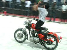 ബുള്ളറ്റ് സ്റ്റണ്ടും റോള്‍സ് റോയ്സ് ഗോസ്റ്റും