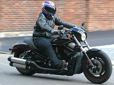 ഹെല്‍മെറ്റ് കൊലവെറി: ഹര്‍ലിക്കും പെറ്റിയടി