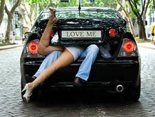 റോമാന്‍സിംഗ് വിത് കാര്‍