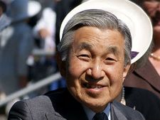 ടാറ്റയെ ജപ്പാന്‍ രാജാവ് ആദരിക്കുന്നു