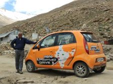 നാനോയില്‍ ഇന്ത്യ ചുറ്റിയ ചാക്കോച്ചന്‍