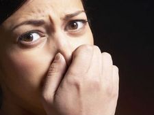 കാറിനുള്ളിലെ 'മാരക'ഗന്ധം