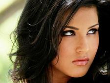 സണ്ണി ലിയോണിനെ പേറുന്നതാര്?