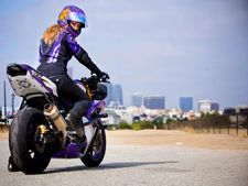 ലേ പീറ്റേഴ്‍സന്‍ സ്റ്റണ്ട് ബൈക്ക് ചെയ്യുമ്പോള്‍...