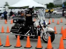 വീഡിയോ: പൊലീസുകാരുടെ ബൈക്കിംഗ് പ്രതിഭ