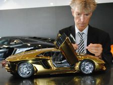 വിലയേറിയ സ്വര്‍ണ ലംബോര്‍ഗിനി അറബിനാട്ടില്‍