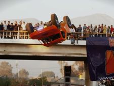 ട്രക്കിനെ മലക്കം മറിക്കുന്ന കിടിലന്‍ സ്റ്റണ്ട്!