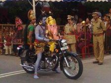 പ്രകാശം പരത്തുന്ന പെൺകുട്ടി!