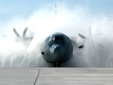 തകർന്ന വ്യോമസേനാ വിമാനവും ചൈനീസ് ഡ്യൂപ്ലിക്കേറ്റും