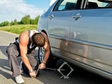 കാറിന്റെ ജാക്ക് ഉപയോഗിക്കേണ്ട വിധം വിശദീകരിക്കുന്നു