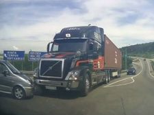 വോള്‍വോ ട്രക്കിന്റെ കിടിലന്‍ ബ്രേക്കിംഗ്